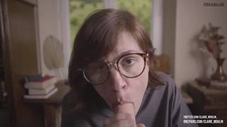 Claire Moulin dançando sensualmente para os seus fãs