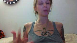 Gata gravida tatuada e com piercings se exhibindo na camara Gata gravida tatuada e com piercings se exhibindo na camara