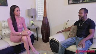 Sofie Marie se diverte com o pênis de um homem negro