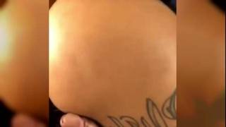 A puta morena recebe uma ejaculação nas suas grandes mamas A puta morena recebe uma ejaculação nas suas grandes mamas