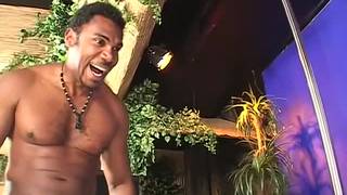 A europeia Lucy é treinada sexualmente por um homem negro