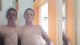 Ficar nu com uma corda nos tomates e muitos anéis no galo