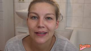 Uma loira e seu homem em uma sessão de mijo no banheiro