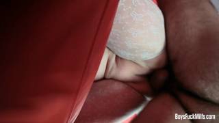 Essa bomba sexual madura chupa um pau jovem