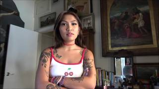 Uma jovem asiática com uma tatuagem perfeita na POV Uma jovem asiática com uma tatuagem perfeita na POV