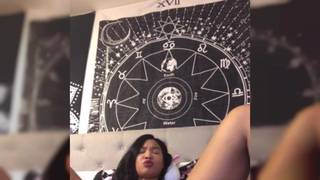 Honey Gold está realmente se divertindo no seu sofá