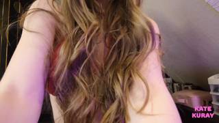 Garota com lingerie rosa e fazendo um boquete sexy