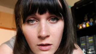 Linda trans se masturbando a pila com um brinquedo especial