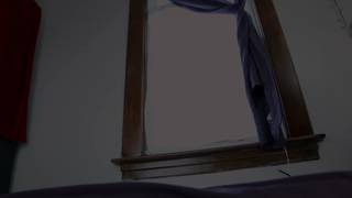 Uma morena transexual está sentada num dildo