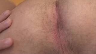 O teenager gostoso enrola um grande galo para nós O teenager gostoso enrola um grande galo para nós