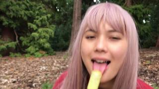 Morena e loira em masturbação intensa ao ar livre