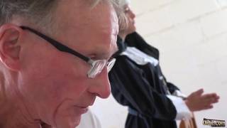 O velho deseja foder uma freira de sua igreja