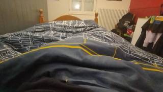 Eu me masturbo com meu pênis na cama à noite