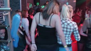 Essas amigas preferem garotas e esfregam seus peitos Essas amigas preferem garotas e esfregam seus peitos