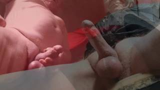 Oito copiosas ejaculações da pila do velho masturbador