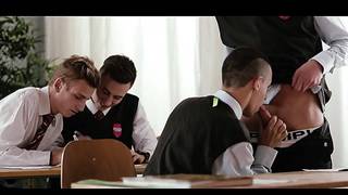 Estudante gay chupou os pênis de toda a classe Estudante gay chupou os pênis de toda a classe
