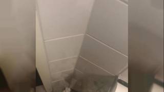 Aurora chupa piça preta e lambe o esperma