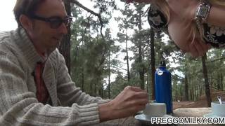 Uma vadia peituda o seduz em um piquenique muito especial