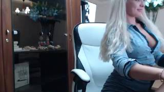 A loira peituda fica feliz quando se masturba A loira peituda fica feliz quando se masturba