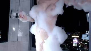 Banho de espuma sexy dessa jovem e esbelta garota Banho de espuma sexy dessa jovem e esbelta garota