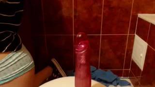 Garota tatuada amadora filmando seus peitos nus e se tocando Garota tatuada amadora filmando seus peitos nus e se tocando