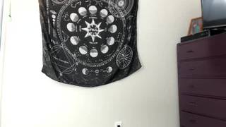 Jovem exibicionista mostra-se para seus fãs