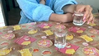 Ele a faz beber para tirar proveito da sua buceta gostosa