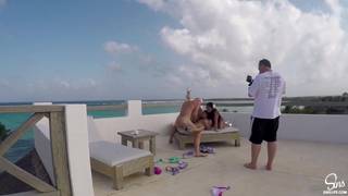 Johnny Sins faz sexo em um paraíso exótico Johnny Sins faz sexo em um paraíso exótico