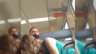 Um casal fode no trem e nos deixa assistir-vídeos pornô Um casal fode no trem e nos deixa assistir-vídeos pornô