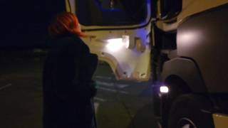 Transar com um motorista em um posto de gasolina