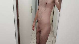 A mordaça submissa se diverte com seus brinquedos