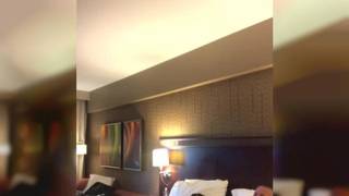 Madura entra em um quarto de hotel para mostrar como fode