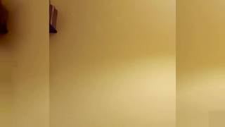 Um cara bonito se masturba com seu pau gordo e bebe seu esperma Um cara bonito se masturba com seu pau gordo e bebe seu esperma