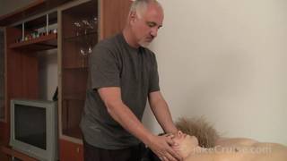 Massagista mais velho faz massagem em um gay enforcado