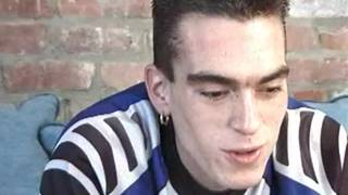 Vito parece muito feliz com o tamanho de seu pênis neste filme pornô