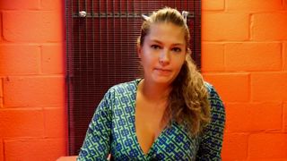A bela Karin Debuteert em um trio mais uma vez