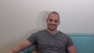 Mulher transexual alta satisfaz dois homens