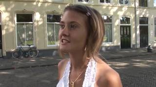 Uma jovem garota de rua transa com um homem maduro Uma jovem garota de rua transa com um homem maduro