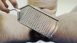 Fazendo punheta em um vídeo pornô, ele fica mais tarado