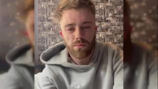 O gostoso loiro gay tem seu cuzinho preenchido com um dildo gordo