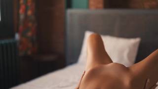 A deusa amadora fica só de lingerie sexy A deusa amadora fica só de lingerie sexy