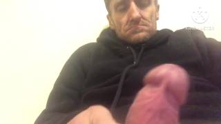 Sacudo meu cappuccino e finalmente esvazio minhas bolas com prazer.