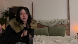 Uma bela garota se acaricia em seu quarto escuro