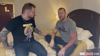 Dois papás musculosos se dando uma foda na mesma cama