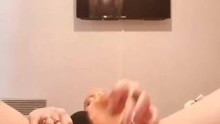 Meu vibrador de 25 cm e eu vamos para casa sozinhos