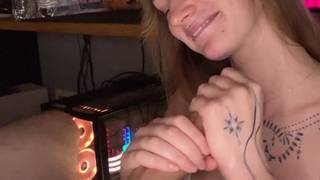 Garota amadora masturba seu amante na frente da câmera