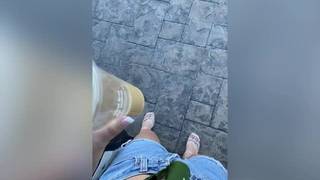 Masturbação de uma loira sozinha dentro de um carro