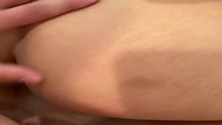 Duas garotas lésbicas lambem o esperma do corpo de um homem Duas garotas lésbicas lambem o esperma do corpo de um homem