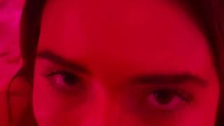 Esta linda garota brincando com peitos e um brinquedo sexual