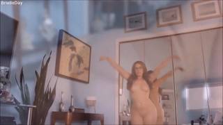 A garota é uma verdadeira vagabunda e adora se masturbar